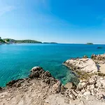 Beachfront Lozica Apartment *