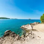 Beachfront Lozica Apartment *