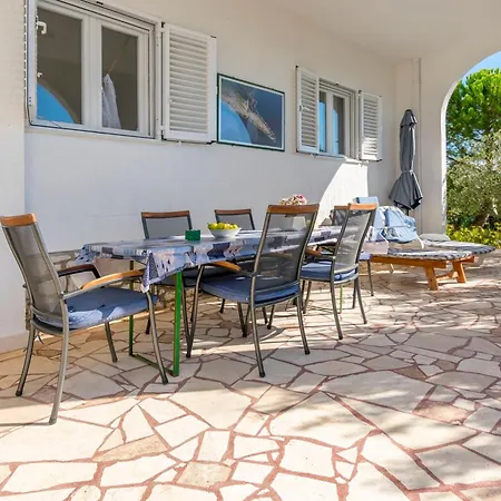 Beachfront Lozica Apartman